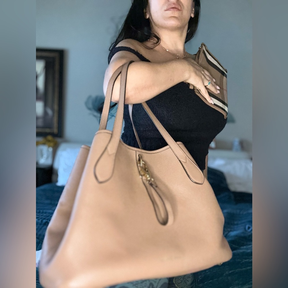Burberry
Honeybrook Tote Leather Medium - Picture 8 of 13
